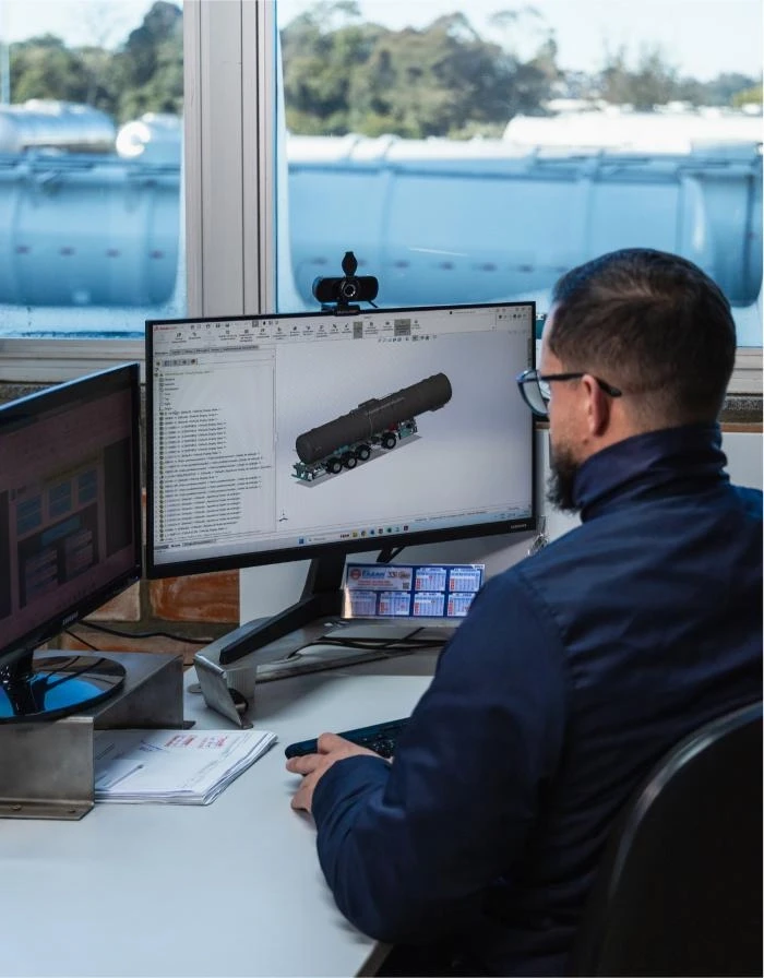 Engenheiro trabalhando em projetos