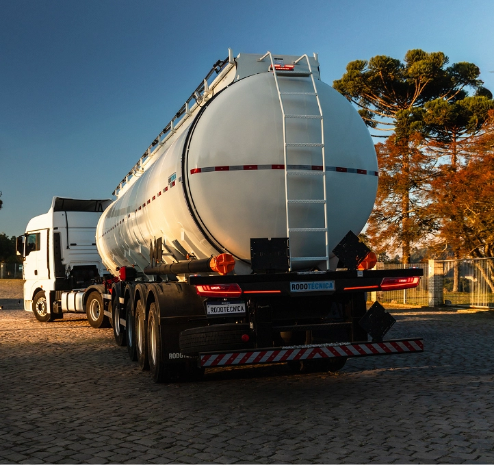 Caminhão tanque prateado