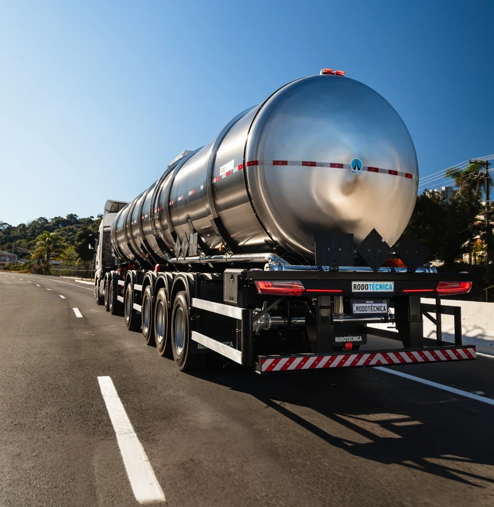 Caminhão tanque prateado