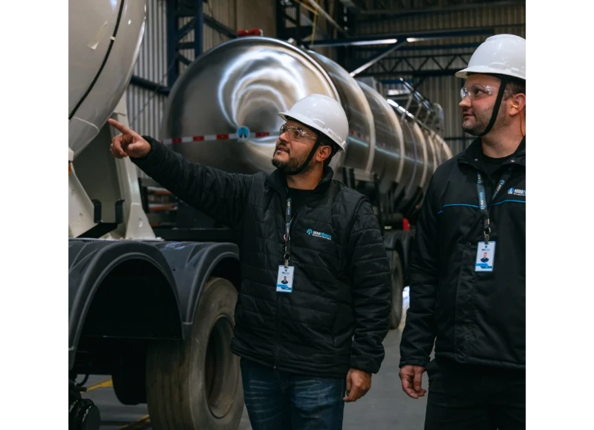 Caminhão tanque prateado