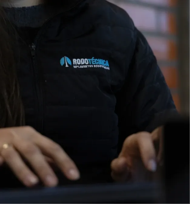 Mulher em ambiente industrial