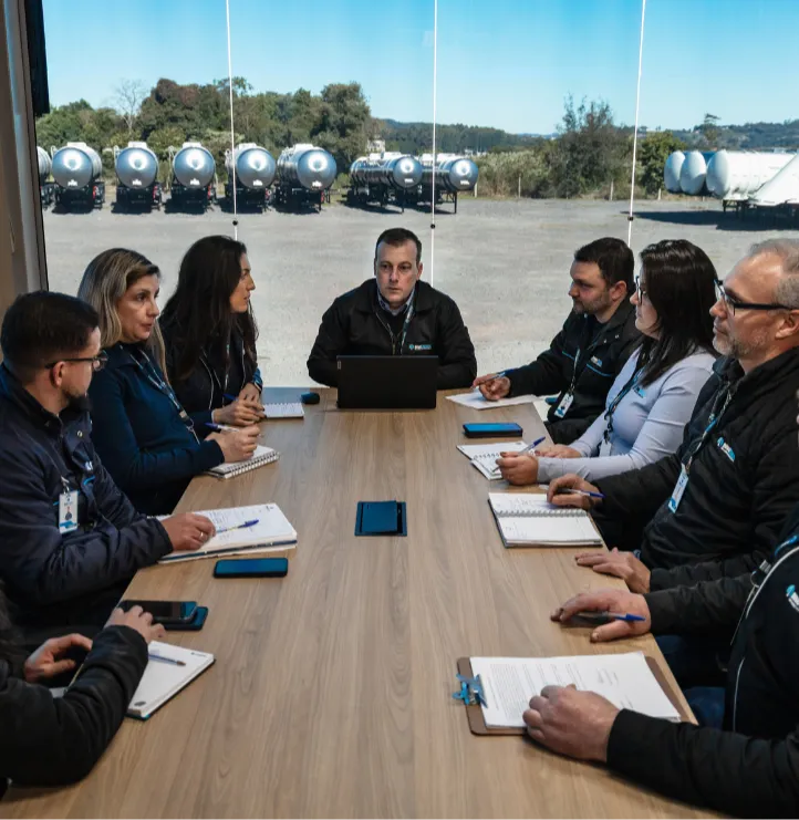 Homem em ambiente industrial